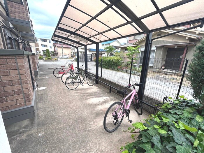 物件外観写真5　(駐輪場)
