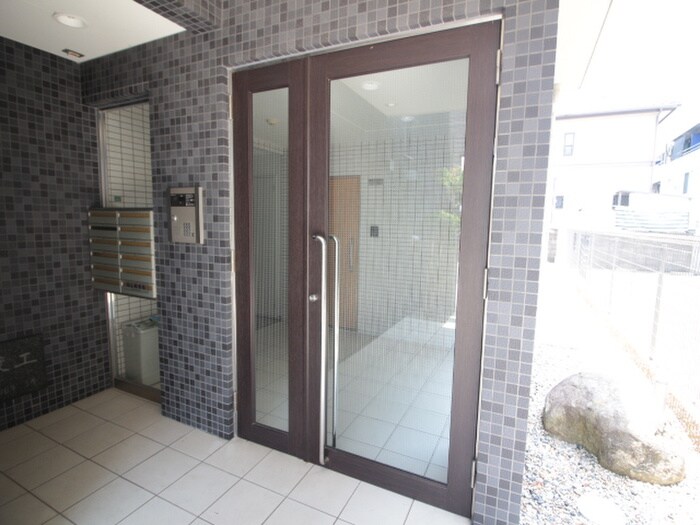 物件外観写真2　(エントランス部分)