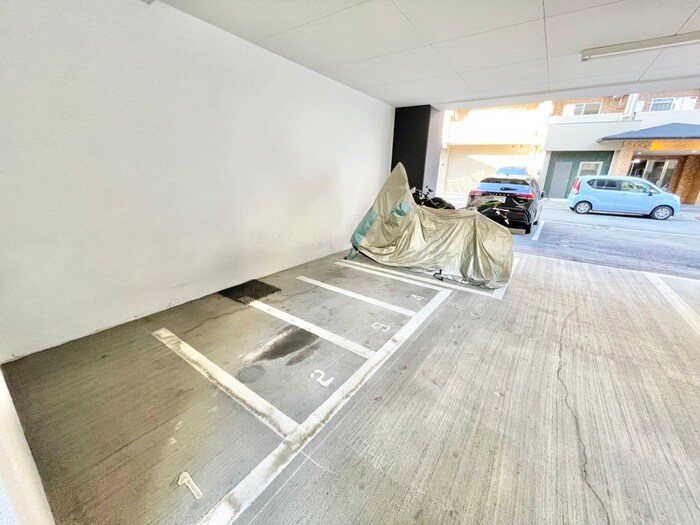 物件外観写真4　(バイク置き場)