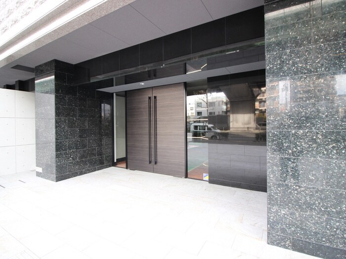 物件外観写真3　(エントランス部分)