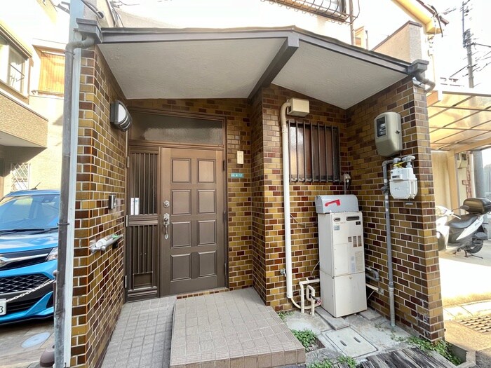 物件外観写真3　(エントランス部分)