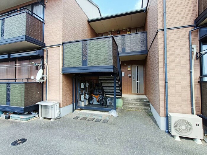 物件外観写真3　(エントランス部分)