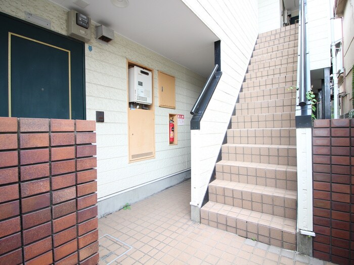 物件外観写真2　(エントランス部分)