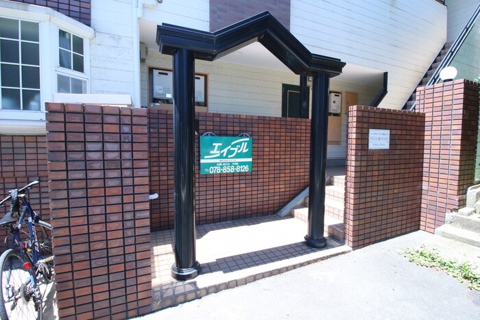 物件外観写真3　(エントランス部分)
