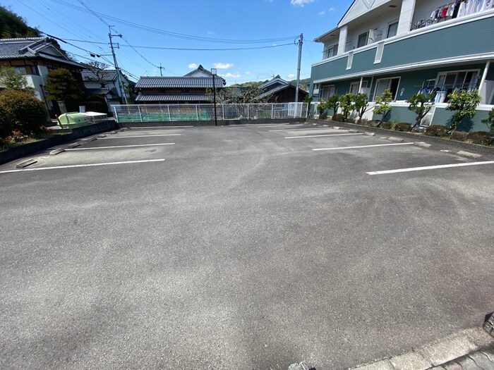 物件外観写真3　(駐車場)