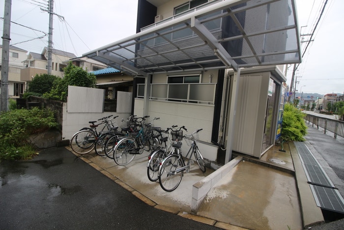 物件外観写真4　(駐輪場)