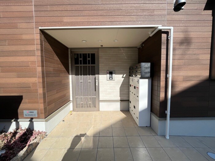 物件外観写真3　(エントランス部分)