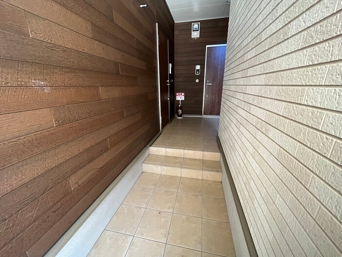 物件外観写真5　(エントランス部分)