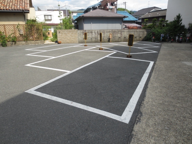 物件外観写真2　(駐車場)