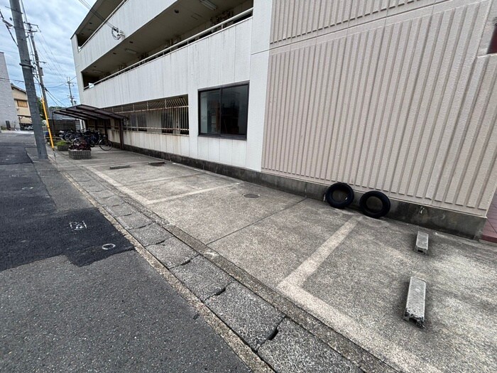 物件外観写真4　(駐車場)
