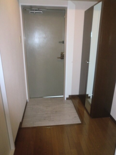 物件内観写真4　(玄関)