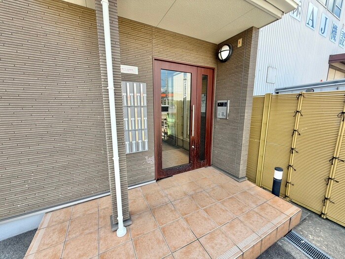 物件外観写真2　(エントランス部分)