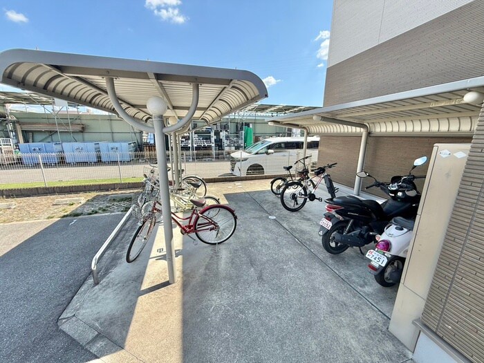 物件外観写真3　(駐輪場)