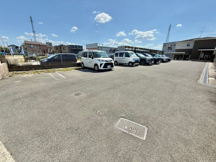 物件外観写真4　(駐車場)