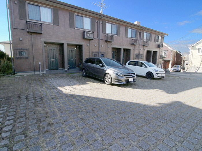 物件外観写真4　(駐車場)