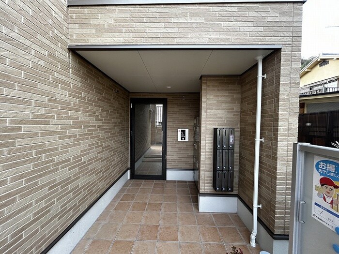 物件外観写真5　(エントランス部分)