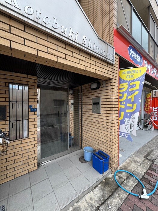 物件外観写真3　(エントランス部分)