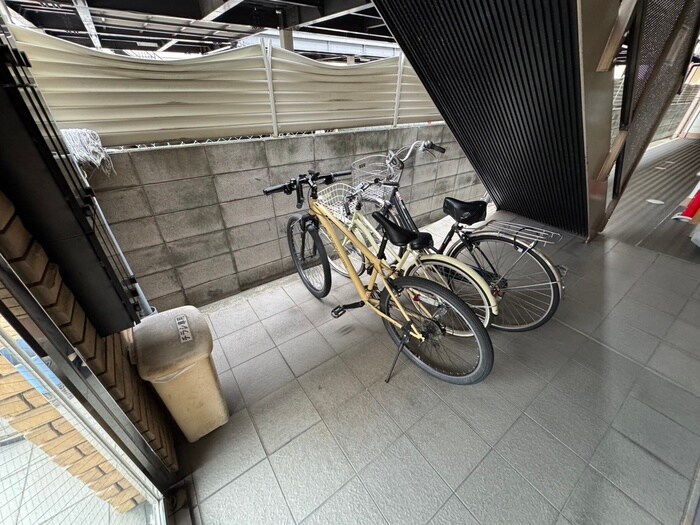 物件外観写真4　(駐輪場)