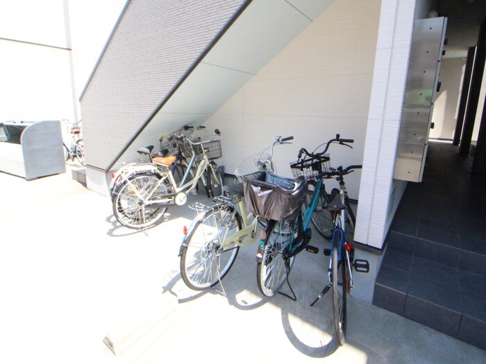 物件外観写真4　(駐輪場)