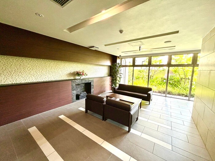 物件外観写真5　(エントランス部分)