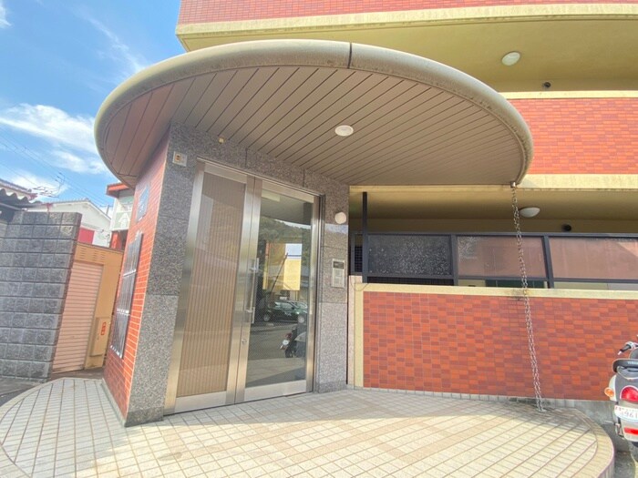 物件外観写真2　(エントランス部分)