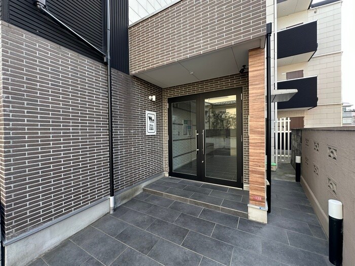 物件外観写真3　(エントランス部分)