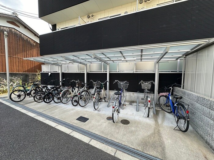 物件外観写真4　(駐輪場)