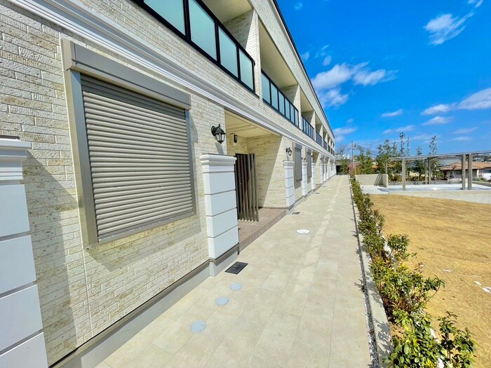 物件外観写真6　(エントランス部分)