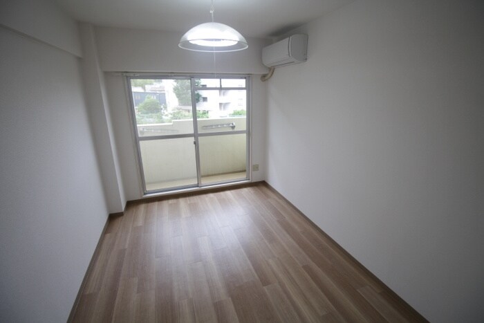 物件内観写真6　(室内からの展望)