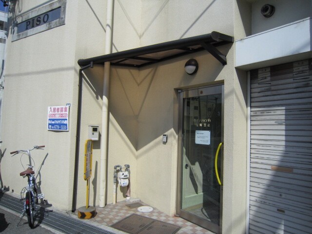 物件外観写真3　(エントランス部分)