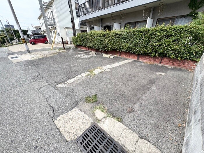 物件外観写真6　(駐車場)