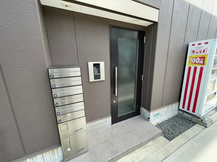 物件外観写真2　(エントランス部分)