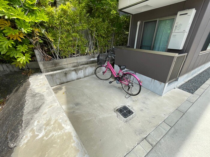 物件外観写真6　(駐輪場)