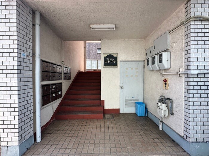 物件外観写真3　(エントランス部分)