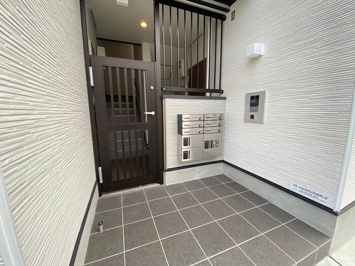 物件外観写真3　(エントランス部分)