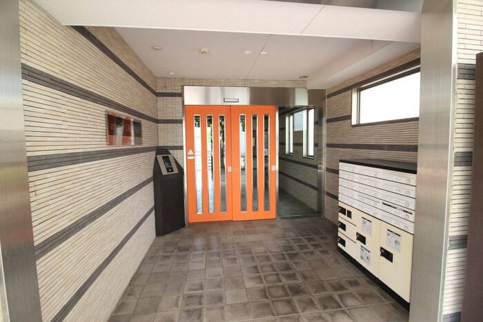 物件外観写真2　(エントランス部分)