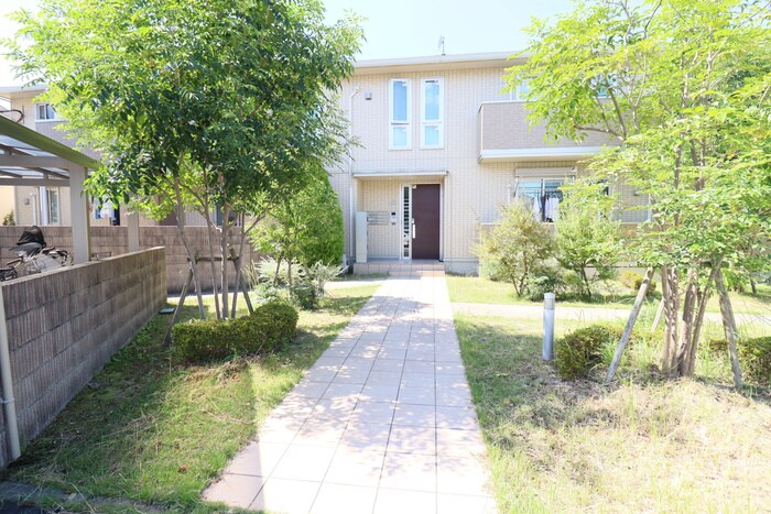 物件外観写真2　(エントランス部分)