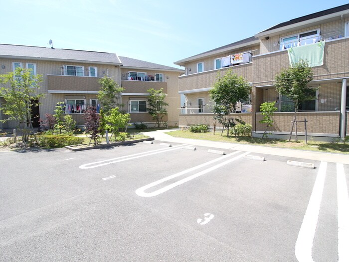 物件外観写真3　(駐車場)