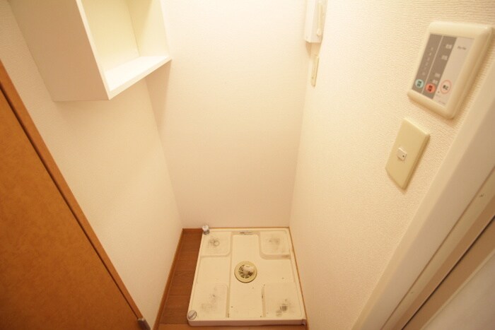 物件内観写真18　(洗濯機置場)