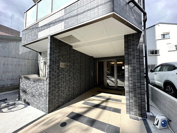 物件外観写真2　(エントランス部分)