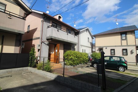 ｶﾞｰﾃﾞﾆﾝｸﾞﾀｳﾝﾊｳｽ（EAST）13号外観写真