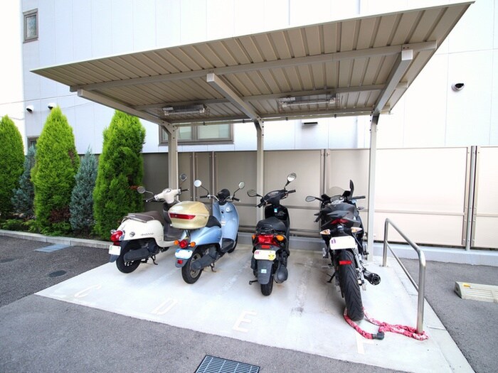 物件外観写真5　(バイク置き場)
