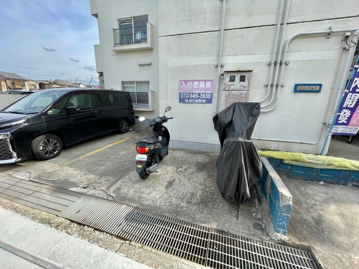 物件外観写真3　(バイク置き場)