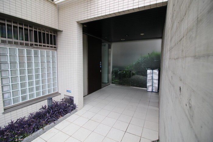 物件外観写真6　(エントランス部分)