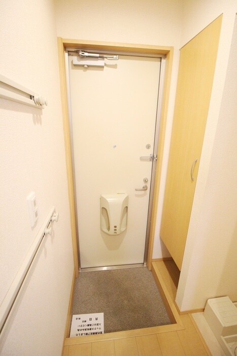 物件内観写真4　(玄関)