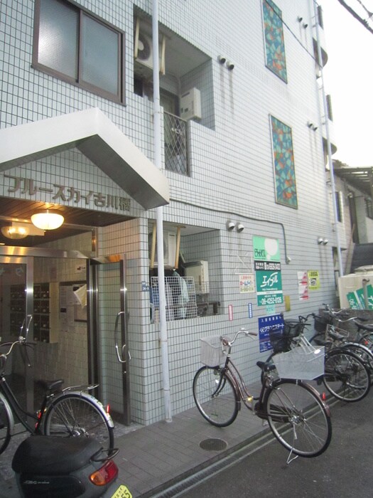 物件外観写真3　(エントランス部分)