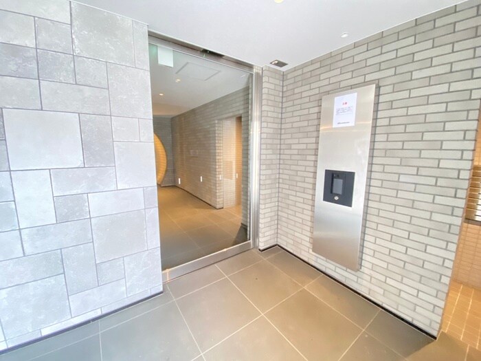 物件外観写真2　(エントランス部分)