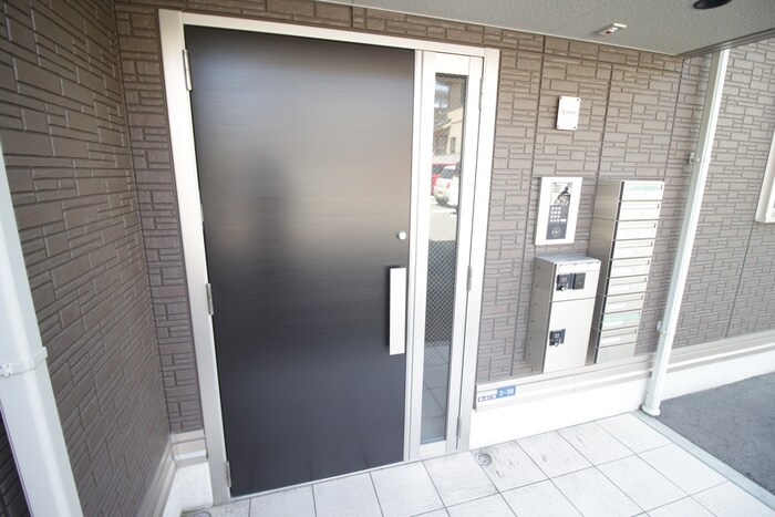 物件外観写真4　(エントランス部分)