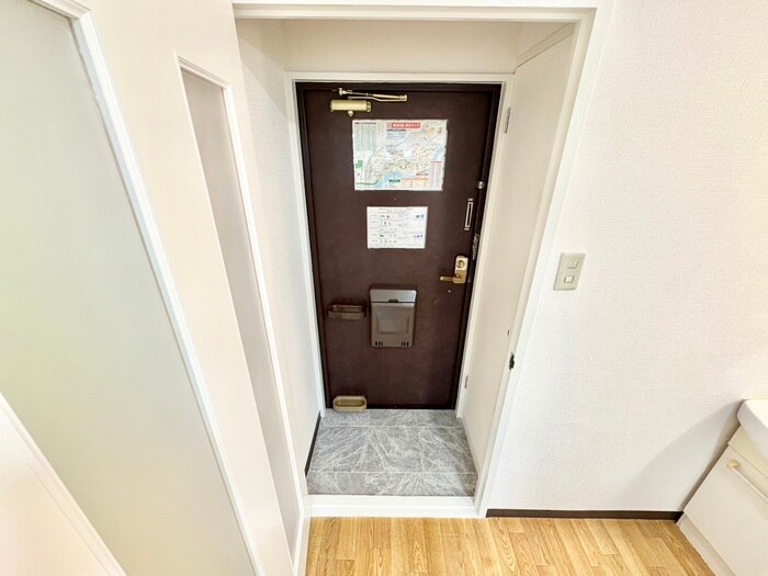 物件内観写真8　(玄関)