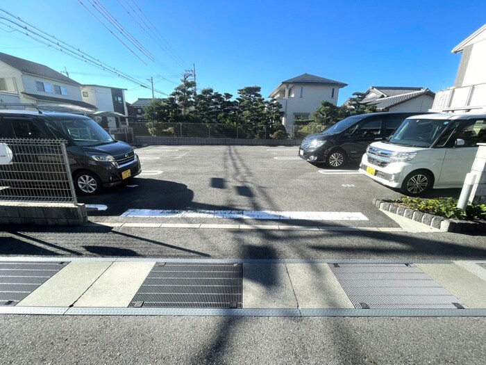 物件外観写真2　(駐車場)